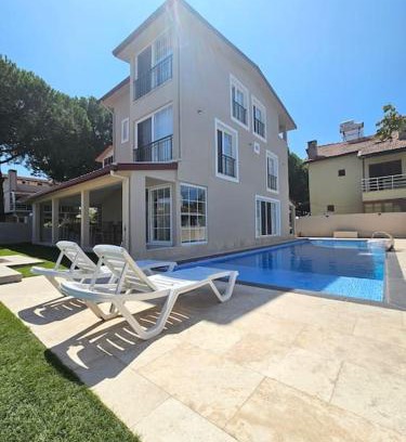 Altınova Villa | Luxurious Triplex 5-BR Villa w Pool, Beach Access