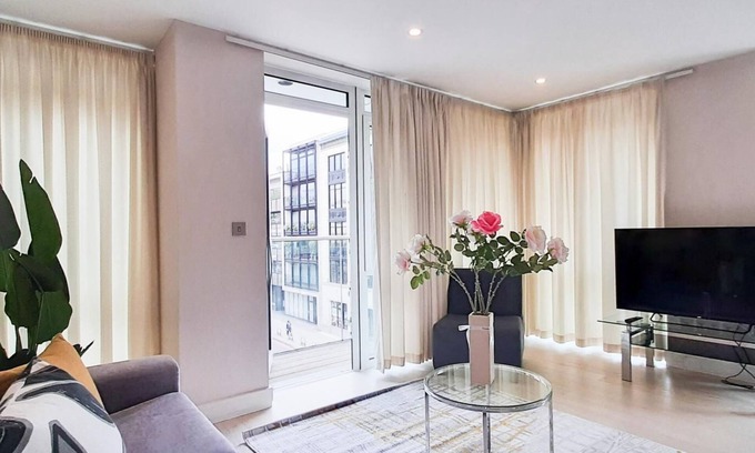 Angel Apartment | Luxurious Two Bed Two Bath with Balcony in Angel
