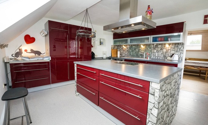 Nordhalben House | Tranquil Vacation Apartment with Pool and Ocean View