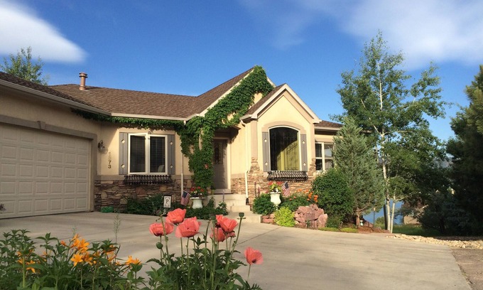 Monument House | Guest Rated 10/10: Mountain & Lake View Vacation Home