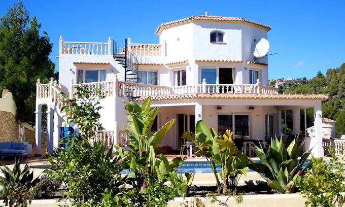 Benissa Coast Villa | Ideal 5-Bed Retreat: Oceanfront Pool & Spa for Families