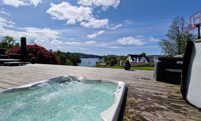 Fana Villa | Elegant Villa at Troldhaugen - Guest Rated 9.8, Hot Tub