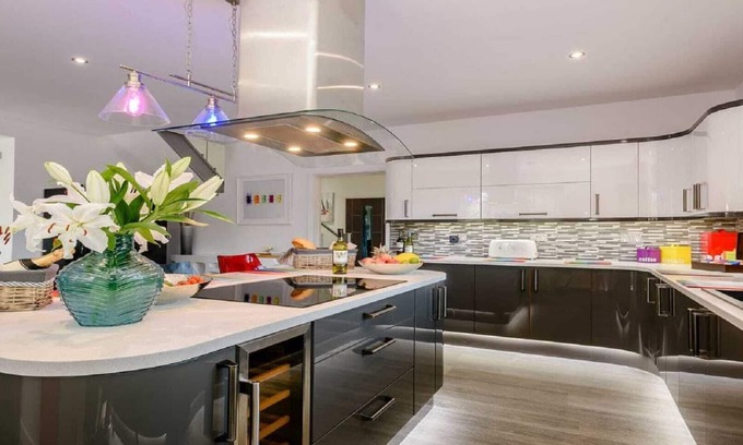 Horning Villa | Elegant Villa with Hot Tub, Garden & Guest Rated 9/10