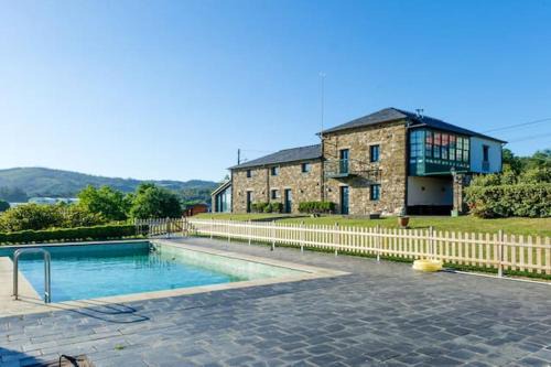San Sadurnino Villa | Elegant Villa in Outeiro with Private Pool for Families