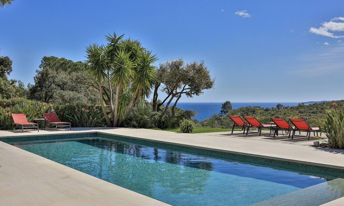 Plage de la Garonnette Villa | Elegant Villa with Pool & Ocean View, Steps from the Beach
