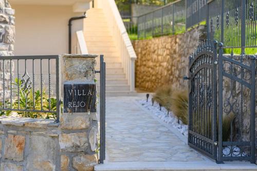 Vrlika Villa | Elegant Villa Rejo: 4-Star, Pet-Friendly Oasis