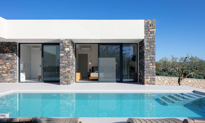 Asprouliani Villa | Beautiful Villa with Pool, Steps from the Beach - Rated 10/10