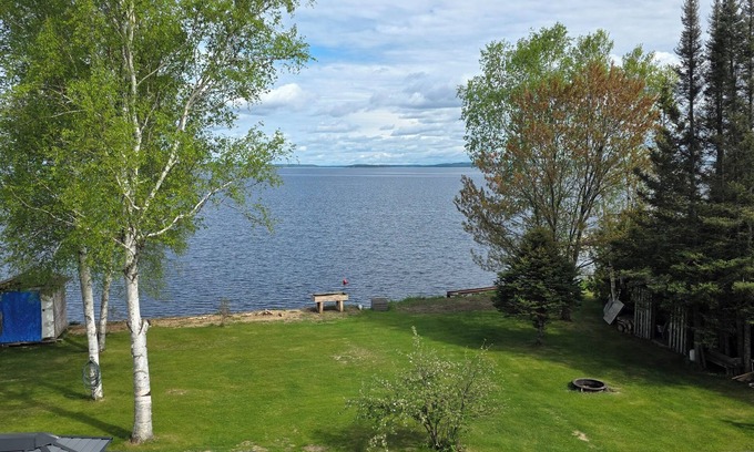 Wahnapitae First Nation House | Luxurious waterfront retreat with swim spa