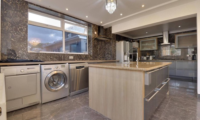 London Borough of Ealing House | Luxurious West London Retreat With Hot Tubs & Easy Access to Central London
