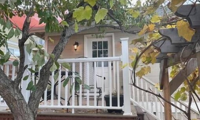 Historic Railroad District Apartment | Peaceful Getaway in Downtown Ashland with Scenic Views