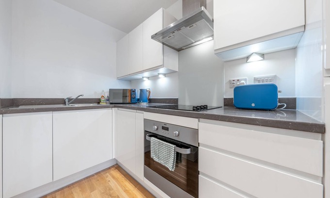 Stevenage Apartment | Cozy Central 1 Bedroom Apartment with Balcony Access