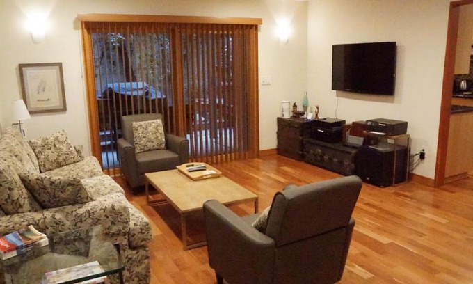 Marina Peninsula House | Cozy 1 Bedroom Unit - Steps to Beach & Family Friendly