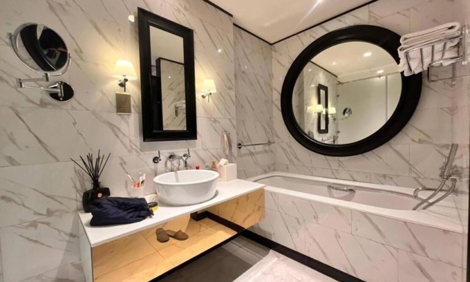 Downtown Dubai Hotel | Luxury 1 BHK Apartment with City & Canal Views!
