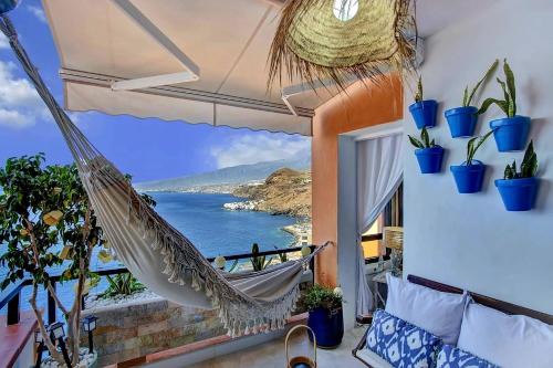 Tabaiba Apartment | Beachfront Retreat with Natural Salt Pool & 10/10 Reviews