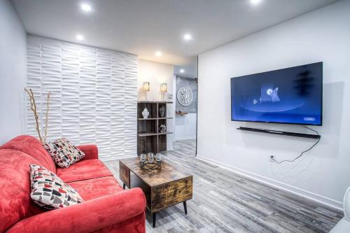 Mercier-Hochelaga-Maisonneuve Apartment | Elegant 1BR Apartment with Free Parking for Families