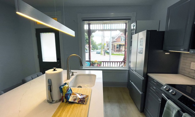 Clifton Heights Apartment | Luxury 1BR Apt near UC CCM, Downtown Cincinnati, Hospital and Zoo w/Parking, 1FL