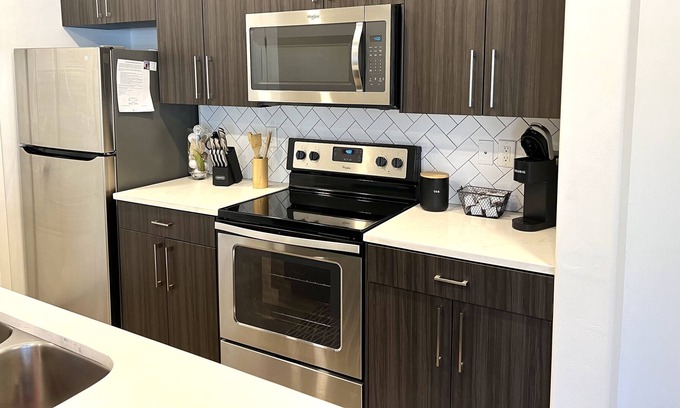 Draper Apartment | LUXURY 1BR | FULLY STOCKED | POOL & HOT TUB