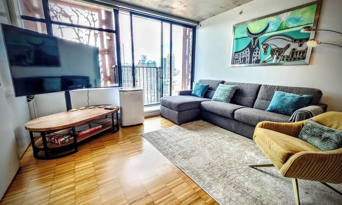 Gastown Apartment | Guest Rated 10/10: Top-Floor Retreat in Iconic Gastown