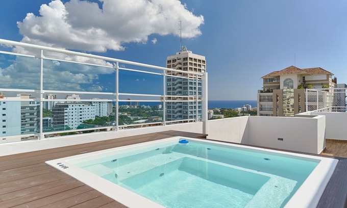 La Julia Apartment | Ocean & City View 1BR Downtown with Shared Jacuzzi