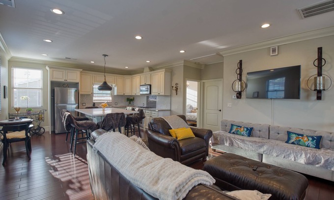 Old Town Apartment | Elegant 2-Bedroom Retreat in Family-Friendly Area