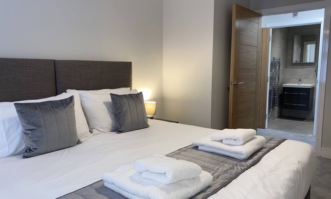 Moseley Apartment | Stylish 2 Bed Apartment in Moseley, Birmingham with Kitchen