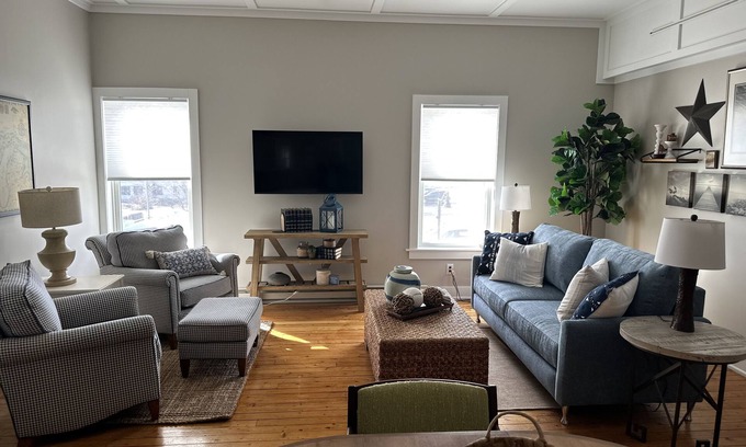 Northport Apartment | Luxury 2 bed apt in Northport! Walk to everything (next door to Piper apt)