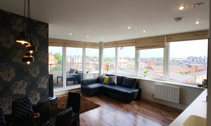 Stonebridge Apartment | Top-Rated 2 Bed Penthouse Apartment by the Station