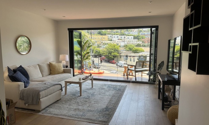 Sunset Junction Apartment | Modern 2 Bedroom Apt with Pool & Spa in Silverlake