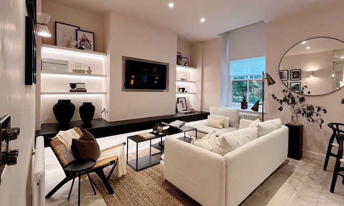 Todmorden House | Stylish 2 Bedroom Apartment with Lake View in Todmorden