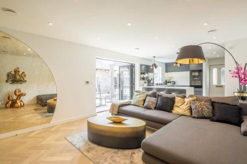 Cambridge House | Elegant 2 Bedroom Apartment with AC and Convenient Parking