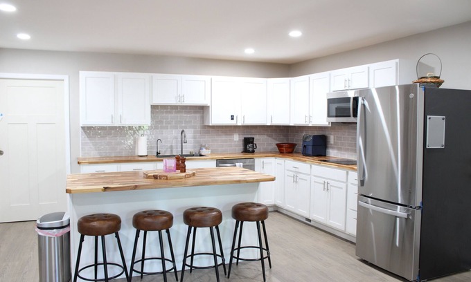 Manlius Apartment | Luxury 2-bedroom apartment in excellent Manlius with WiFi, AC