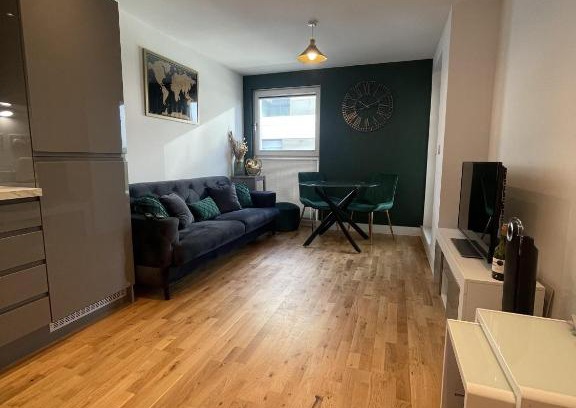 Stevenage Apartment | Elegant 2 Bedroom Apartment with Balcony and City Views