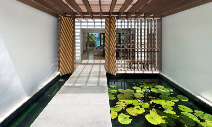 Gibbs Bay Villa | Beachfront Villa with Jacuzzi – Ideal for Your Getaway