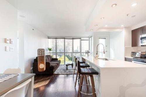 Downtown Vancouver Apartment | Cozy Beachside 2-Bedroom Condo in Yaletown with Ocean Views