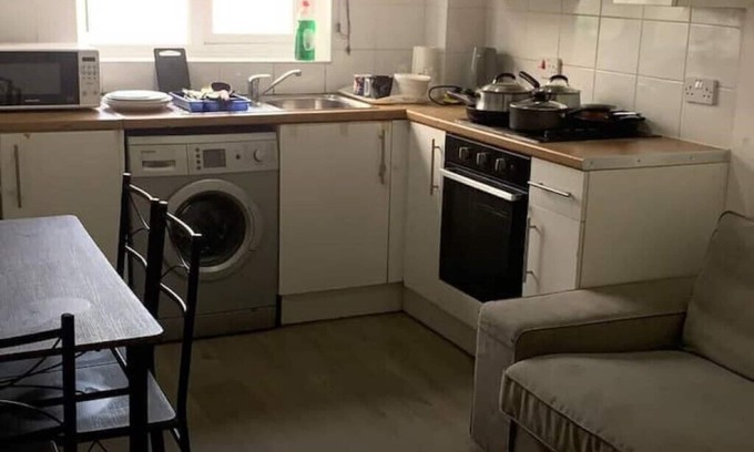 Clementswood Condo | Comfortable 2 Bedroom Flat Steps from London's Rail Station