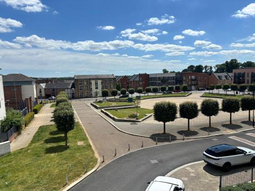 Upton Apartment | Elegant Northampton Townhouse with Balcony & Guest Rated 9.6