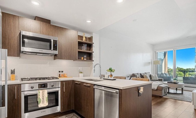 Bridgeland Condo | Luxury 2 BR » Sleeps 5 » Parking » Downtown