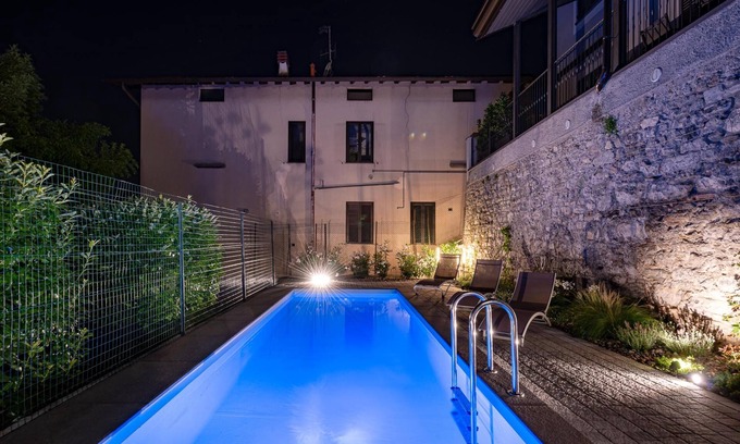 Camnago Volta Apartment | Elegant 2-Bedroom Retreat in Como with Breakfast Included