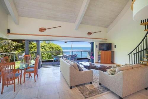 Wailua House Lots Apartment | Oceanfront Condo with Pool & Hot Tub - Rated 9/10 by Guests