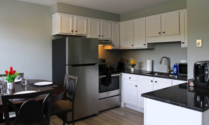 Strathroy House | **Luxury 2 Story Townhouse**