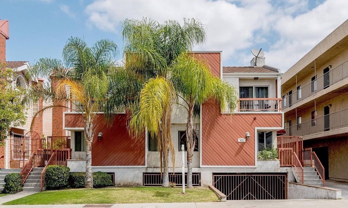 Verdugo Viejo House | Elegant 2-Story Townhouse in Glendale Near Top Attractions