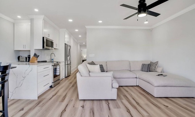 Wilmington Historic District Condo | Chic 2bd/2ba Retreat in Historic Downtown with Ocean View