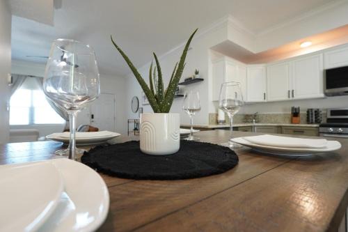 Crescent Beach House | Elegant Pet-Friendly 2BD Condo - Guest Rated 9.4/10