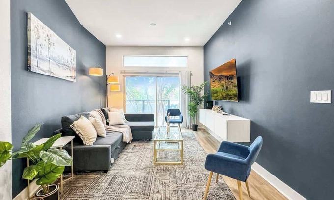 Deep Ellum Apartment | Luxury 2BD | DT Deep Ellum | 4 Beds | Free Parking