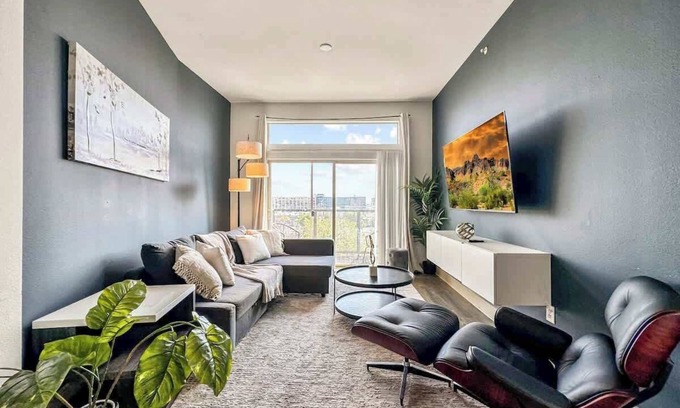 Deep Ellum Apartment | Luxury 2BD | DT Deep Ellum | 4 Beds | Free Parking
