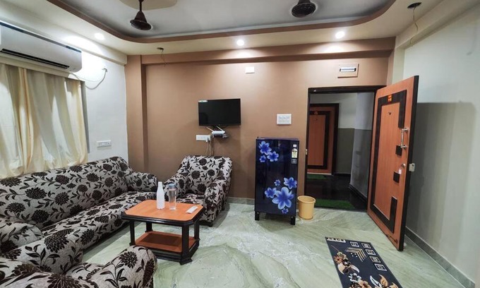 Kolkata Apartment | Inviting 2BHK Near Acropolis Mall, Pet-Friendly Stays