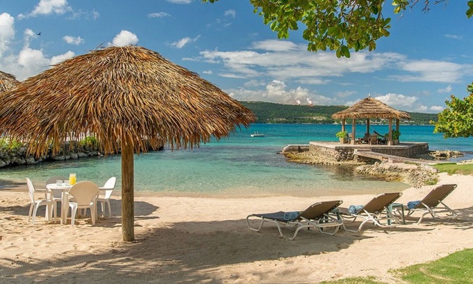 Discovery Bay Villa | Elegant 3 Bed Beach Villa in Discovery Bay - Staffed & Oceanview