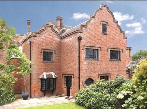 Colchester House | Elegant 3 Bed House with Pool on Historic Manor Estate