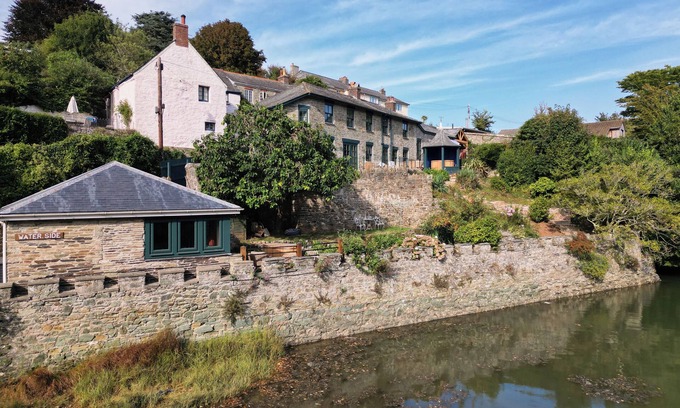 Salcombe House | Luxury 3-Bed House with Boathouse on the Estuary–Outdoor Kitchens & Hot Tubs for