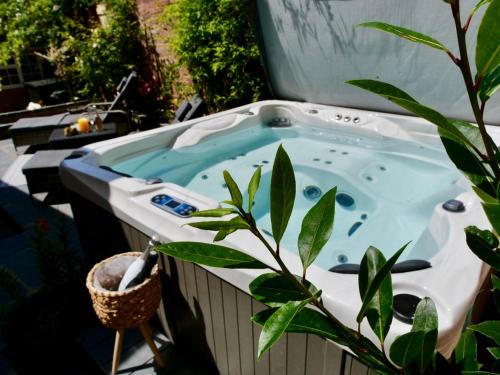 Saffron Walden House | Elegant 3 Bed Manor House with Hot Tub & Cinema Experience